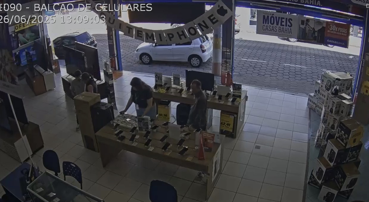 Operação da Polícia Civil prende dois suspeitos de furtos de celulares em lojas em SP e outros cinco estados 