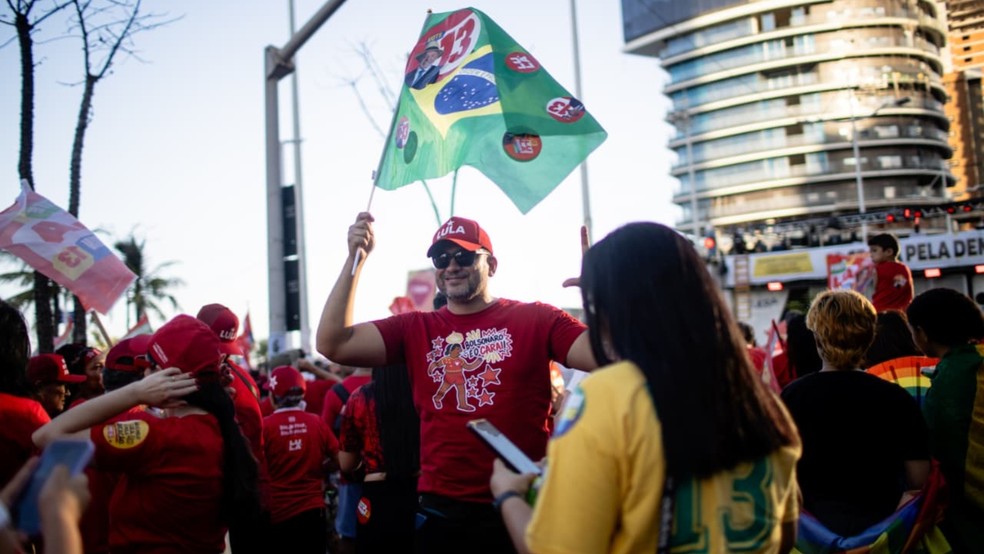 Apoiadores de Lula participam de evento em praia. — Foto: Thiago Gadelha (SVM).