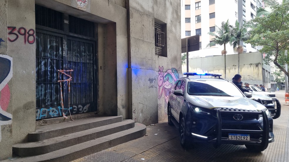 GCM faz segurança do prédio municipal que pegou fogo na Avenida Nove de Julho — Foto: Eliezer dos Santos/TV Globo