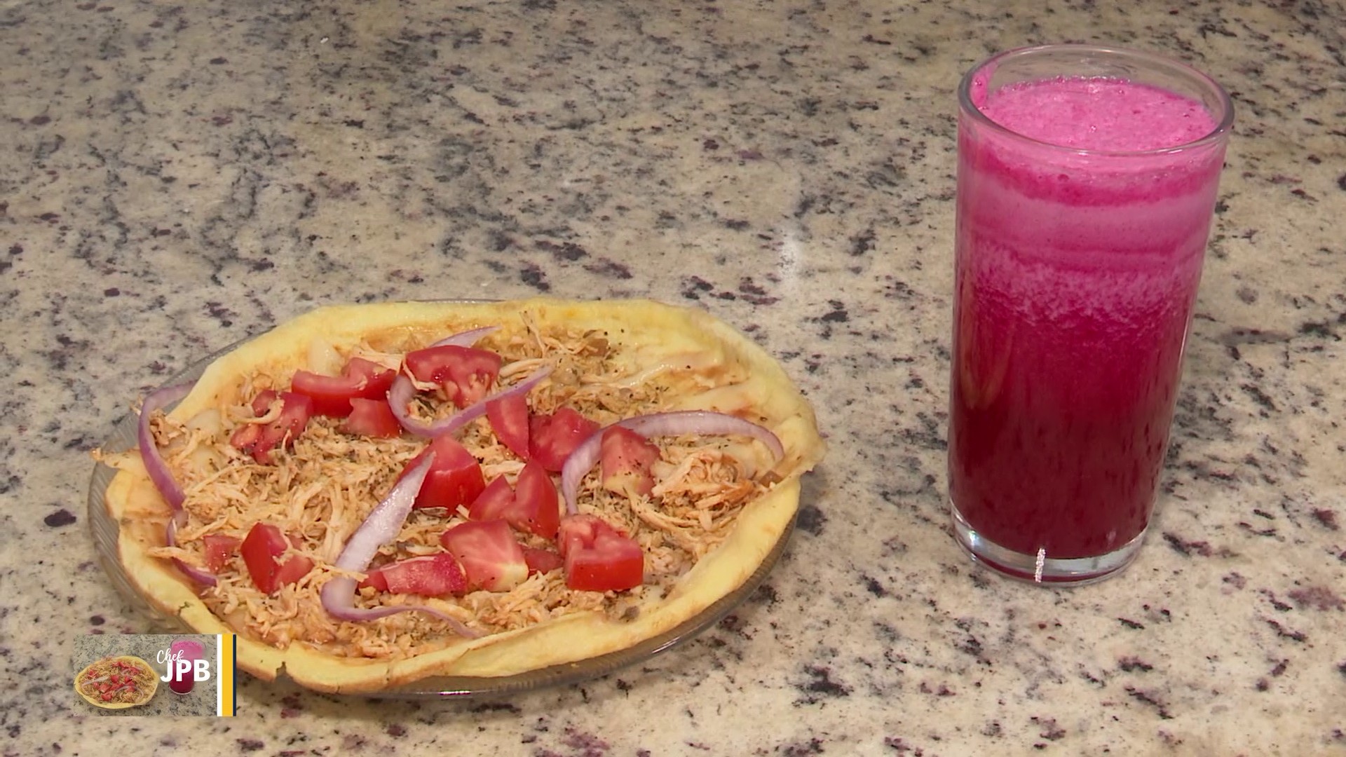 Lanche pré-bloquinho de Carnaval: aprenda a fazer suco energético e pizza saudável para cair na folia