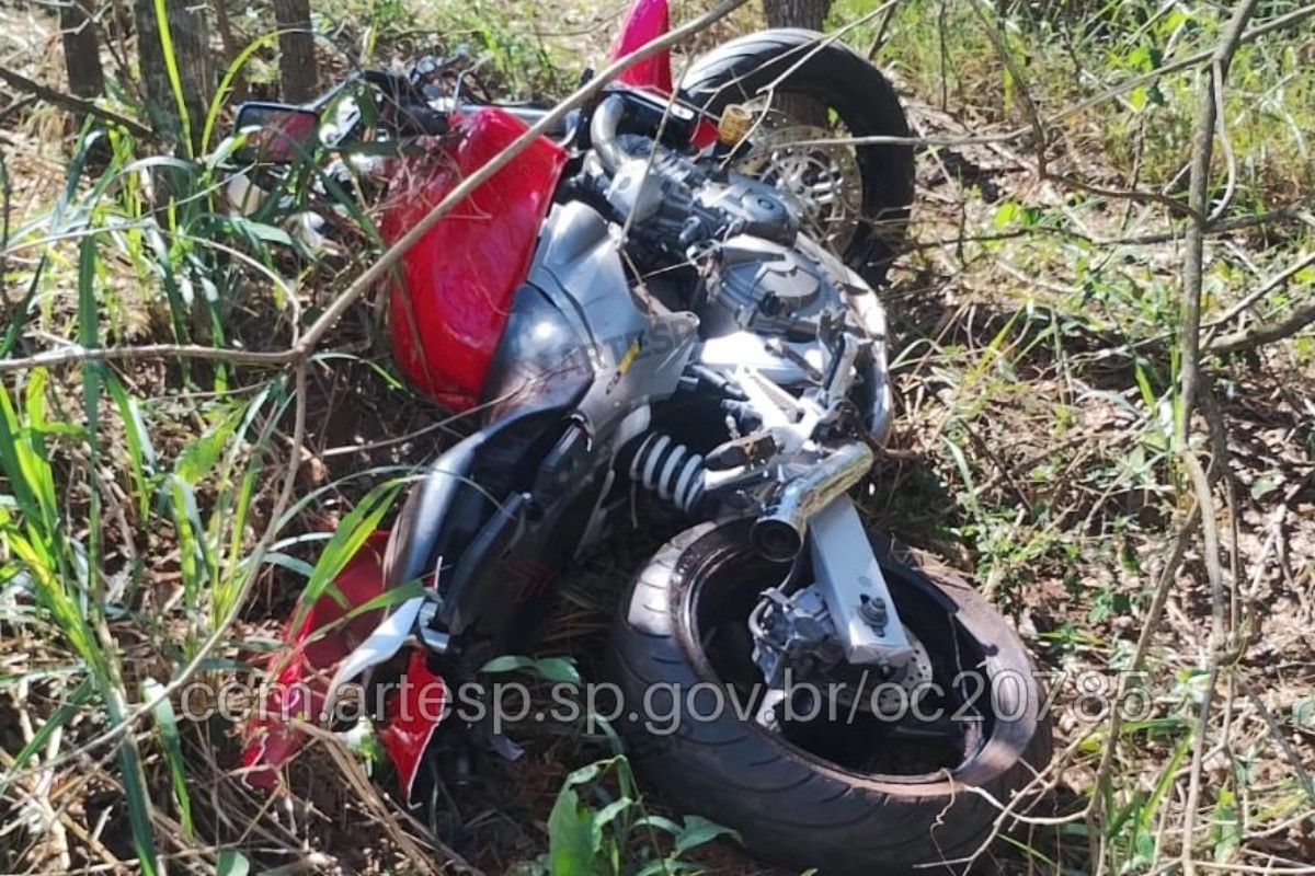 Motociclista morre após perder o controle da direção e bater em talude na SP-294, em Tupi Paulista