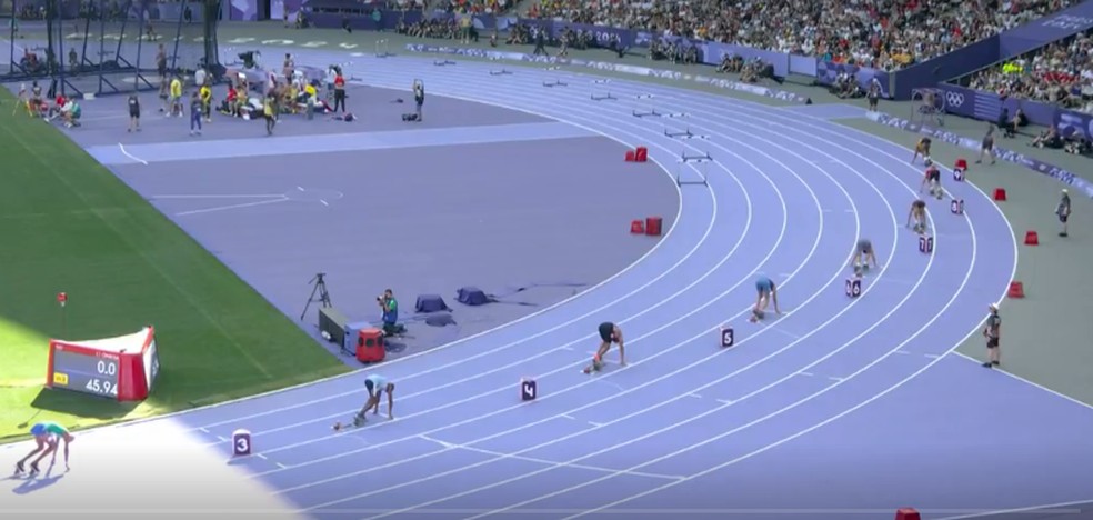 Na semifinal dos 400 metros, em Paris, atletas deram a largada a partir de diferentes pontos — Foto: Reprodução/Globoplay