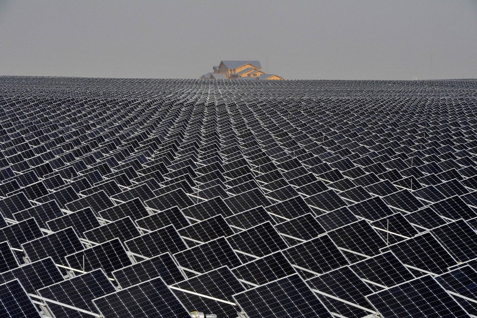 Painéis de energia solar cobrem campo de Yinchuan, na região autônoma de Ningxia Hui, na China — Foto: Reuters/Stringer
