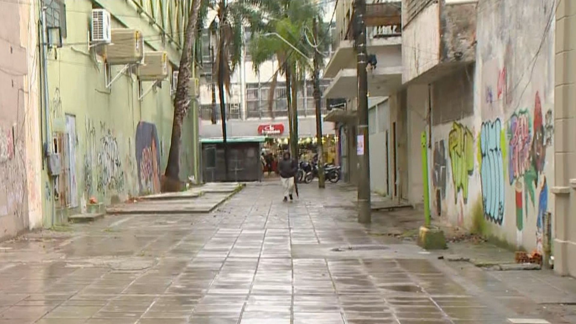 Homem em situação de rua morre durante noite fria em Pelotas e polícia investiga possível hipotermia