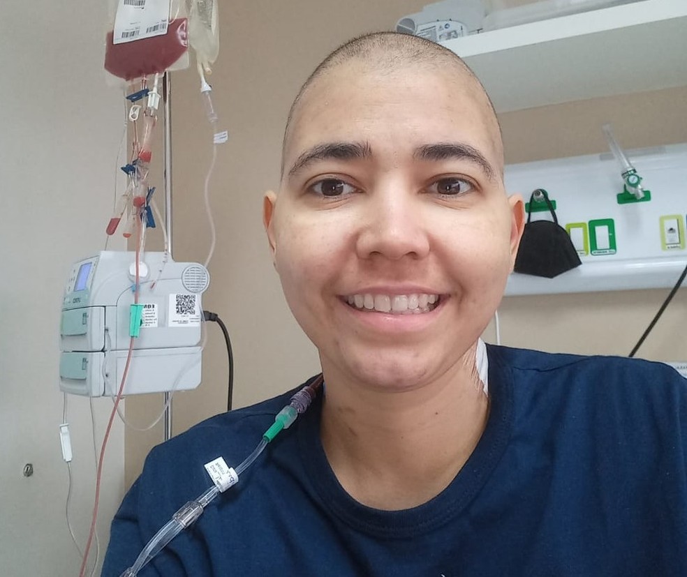 Stephanie Funari Amaral Gusmão de Faria, de 36 anos, no dia do transplante de medula óssea — Foto: Arquivo pessoal/Cedida