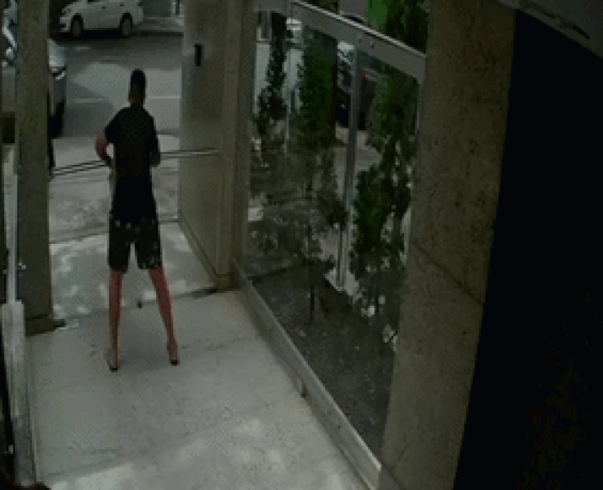 VÍDEO: Homem se passa por filho de moradora e furta iPhone em condomínio no bairro Funcionários