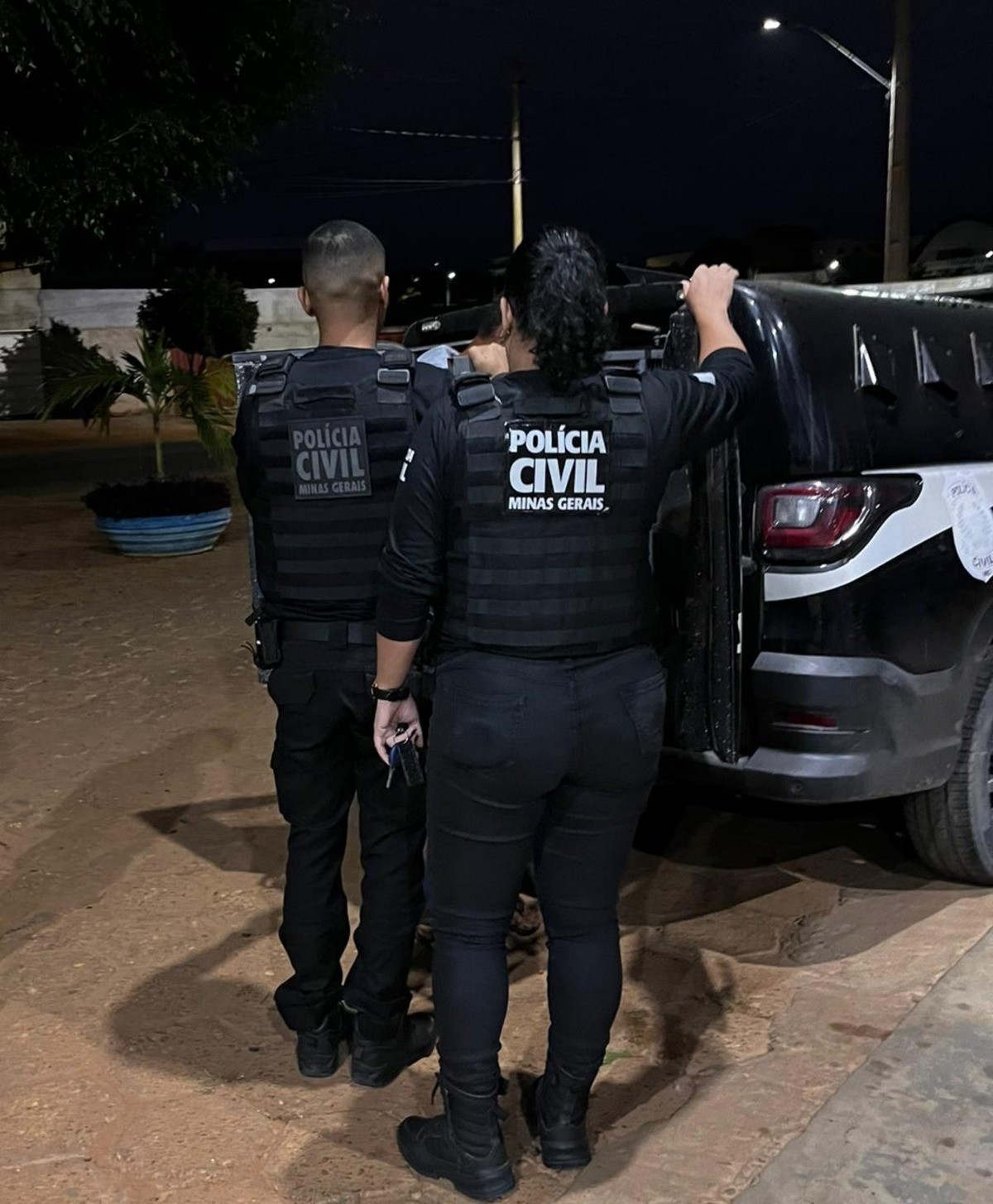 Homem é preso por abusos sexuais contra enteadas em Indaiabira; uma das vítimas foi ameaçada com arma e forçada a manter relações