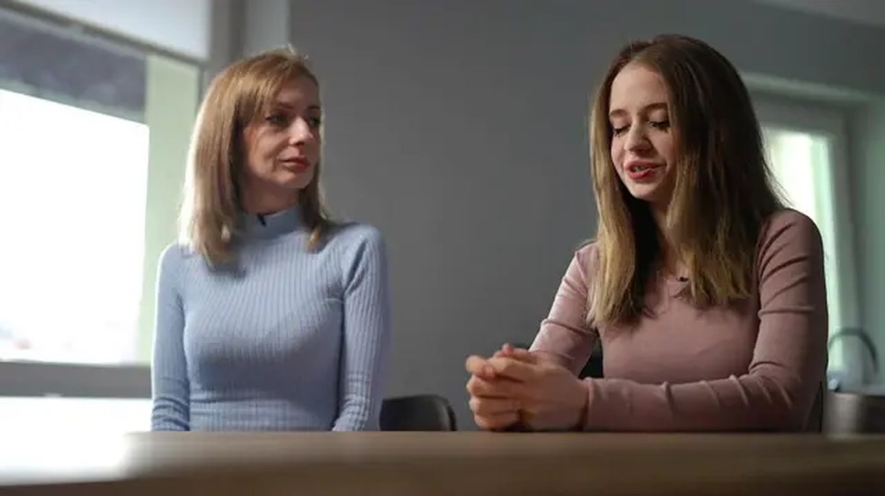Svitlana, a mãe de Viktoria, conta que foi 'horrível' saber o que o ChatGPT havia falado à sua filha — Foto: BBC