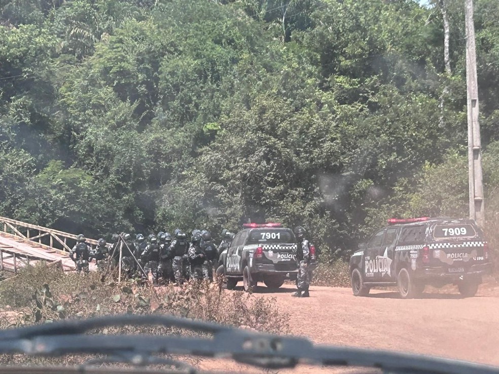 Policiais fazem ação em Tomé-Açú, em área de conflito entre indígenas e empresa exploradora de dendê no Pará. — Foto: Reprodução / Redes sociais