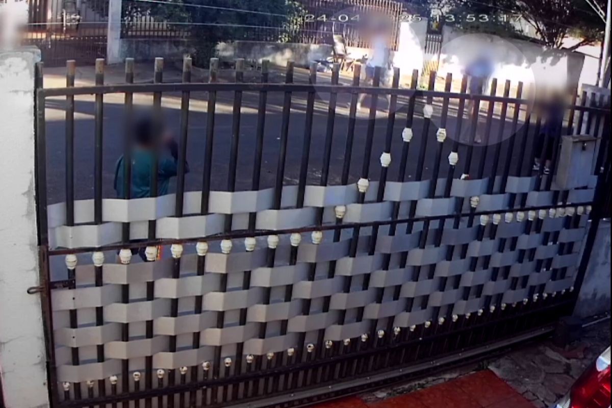Homens levam celulares de crianças enquanto elas jogavam bola em frente a casa, no Paraná