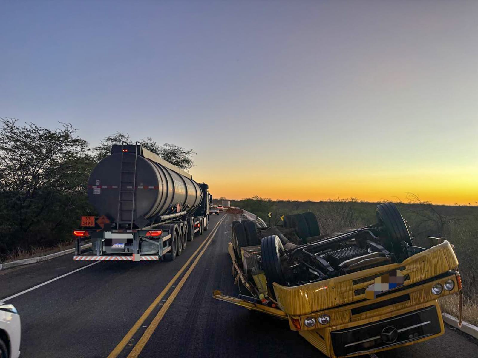 Caminhão tomba em ponte na BR-428 em Santa Maria da Boa Vista