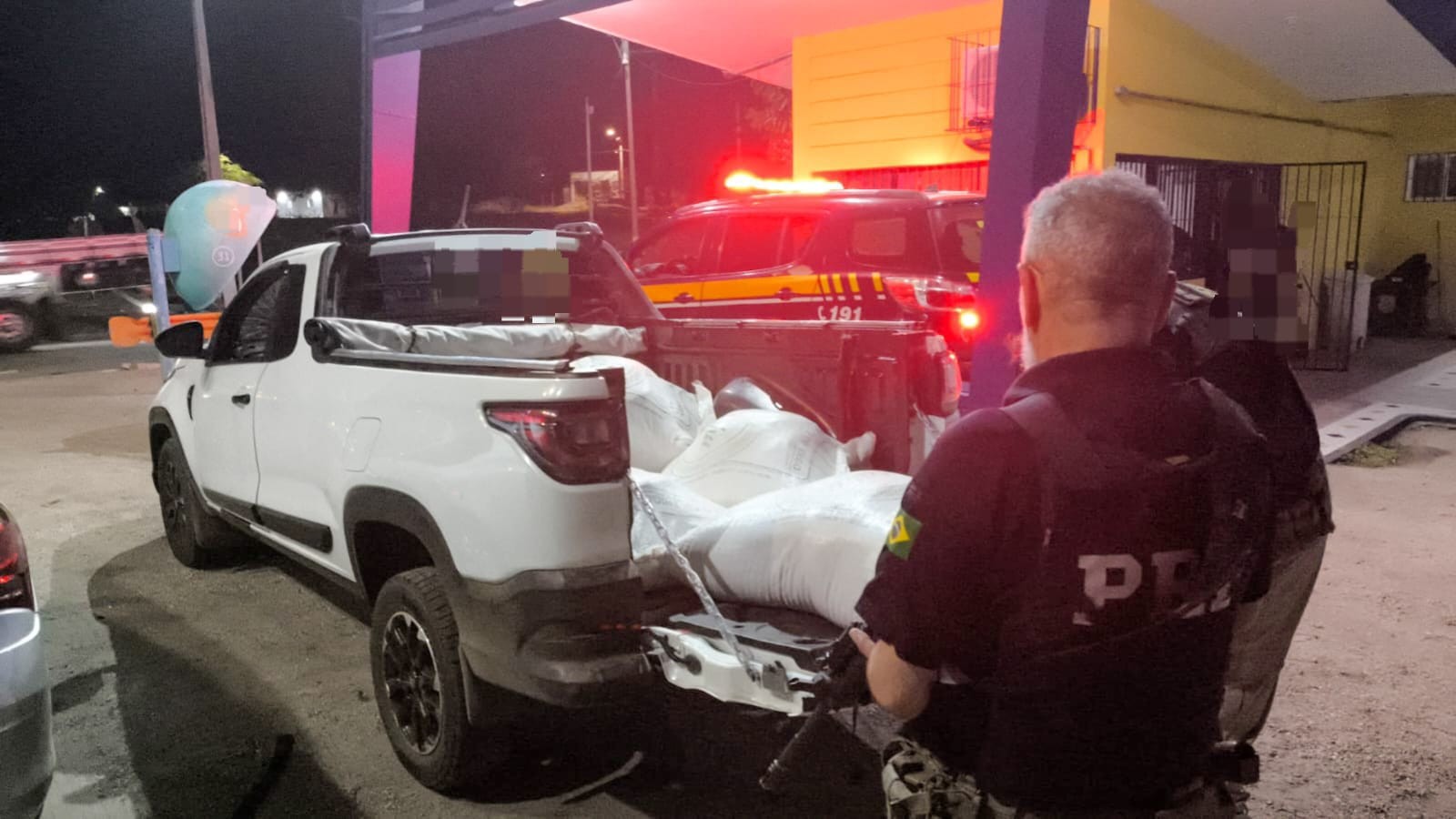 Homem é detido com 31 kg de maconha escondidos em sacos de ração na BR-232, em Sertânia