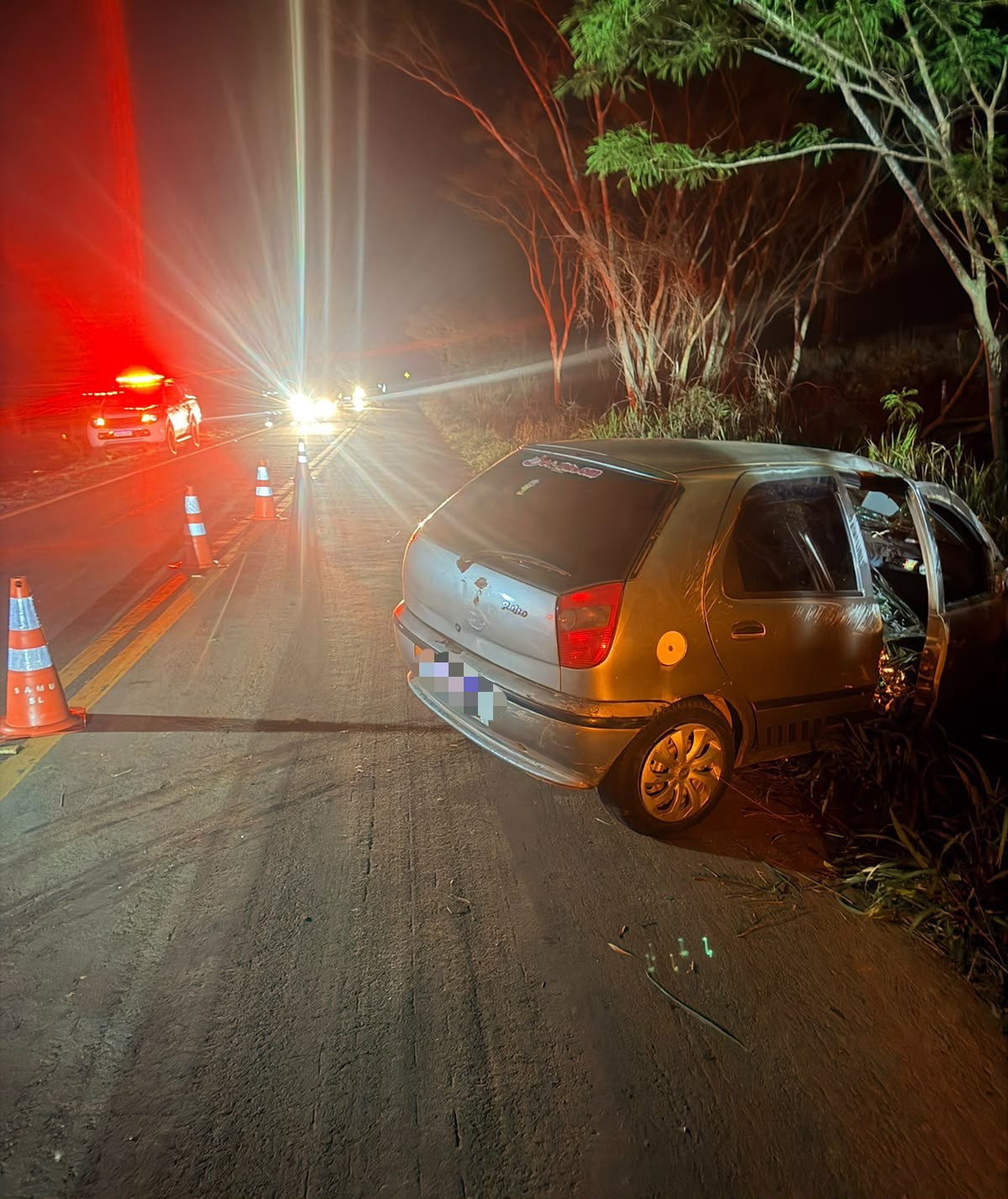 Carro bate em mureta de ponte e motorista morre na MG-415, em MG