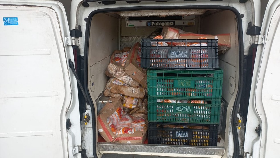 Homem de 24 anos foi preso transportando 35 caixas de frango estragados e que seriam entregues a um açougue, no bairro Belas Artes, em Itanhaém — Foto: Polícia Civil/Divulgação