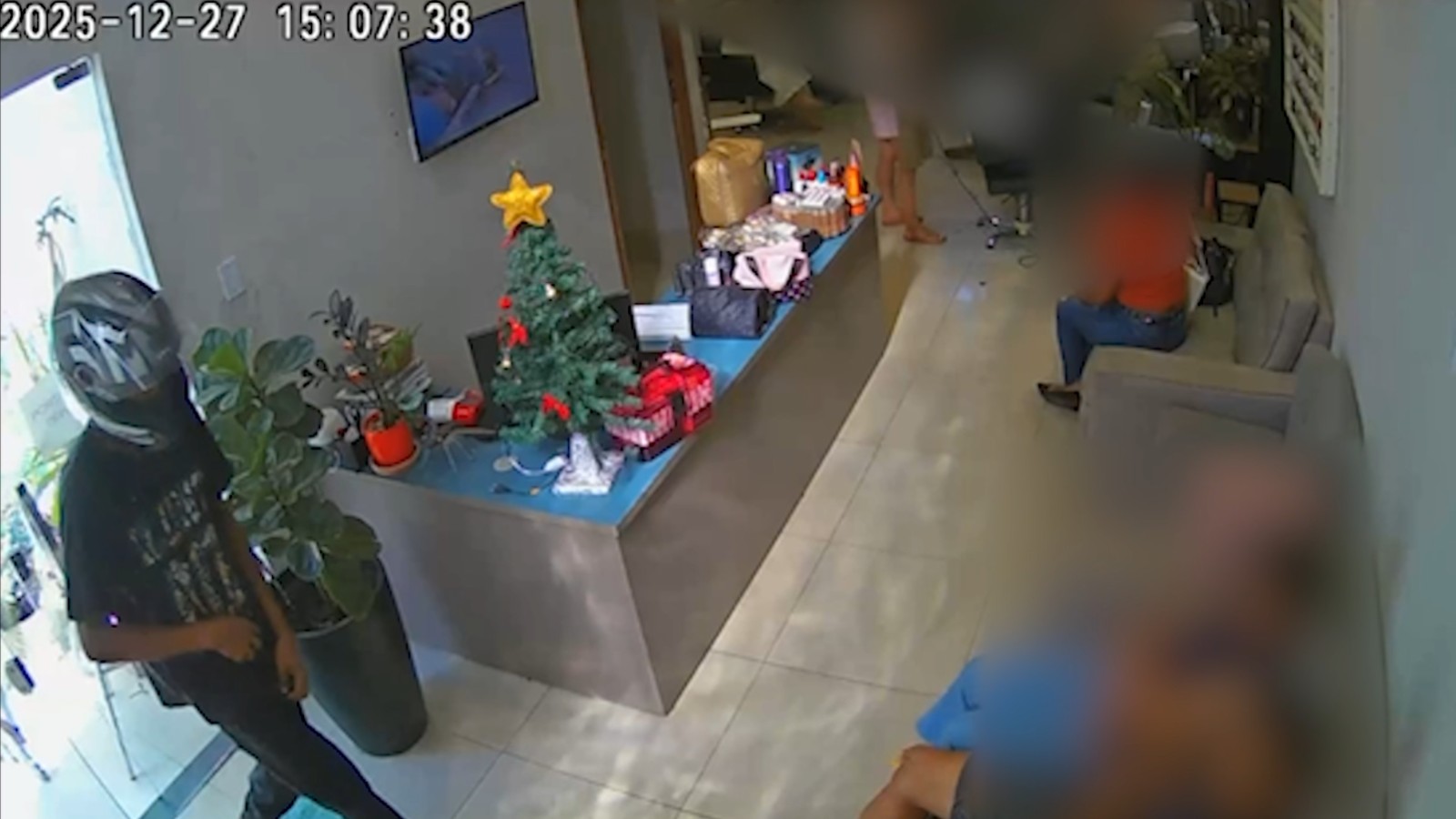 Jovem de 18 anos é preso suspeito de fazer arrastão em salão de beleza em Teresina; vídeo mostra crime