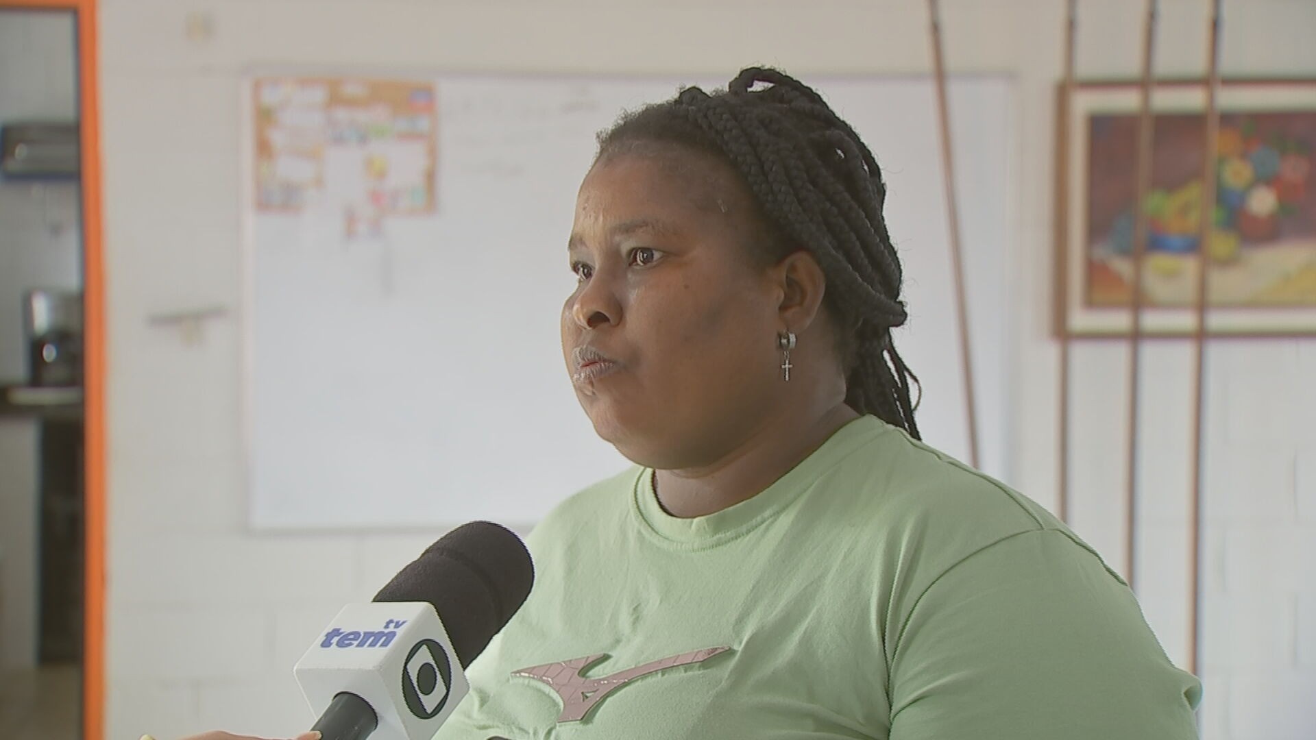 Haitiana denuncia vizinha por racismo, xenofobia e agressão após discussão: 'Xingou meu filho de cachorro preto'