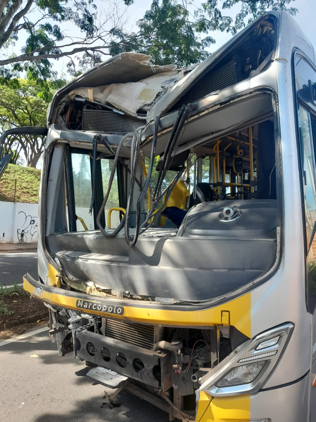 Ônibus da SOU Prudente colide contra poste durante a madrugada próximo à Avenida Paulo Marcondes