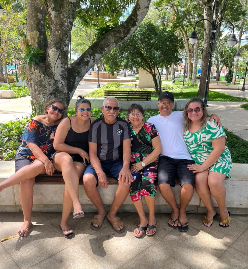 Seu Manoel Dias da Silva, de 72 anos, reunido com a família — Foto: Reprodução
