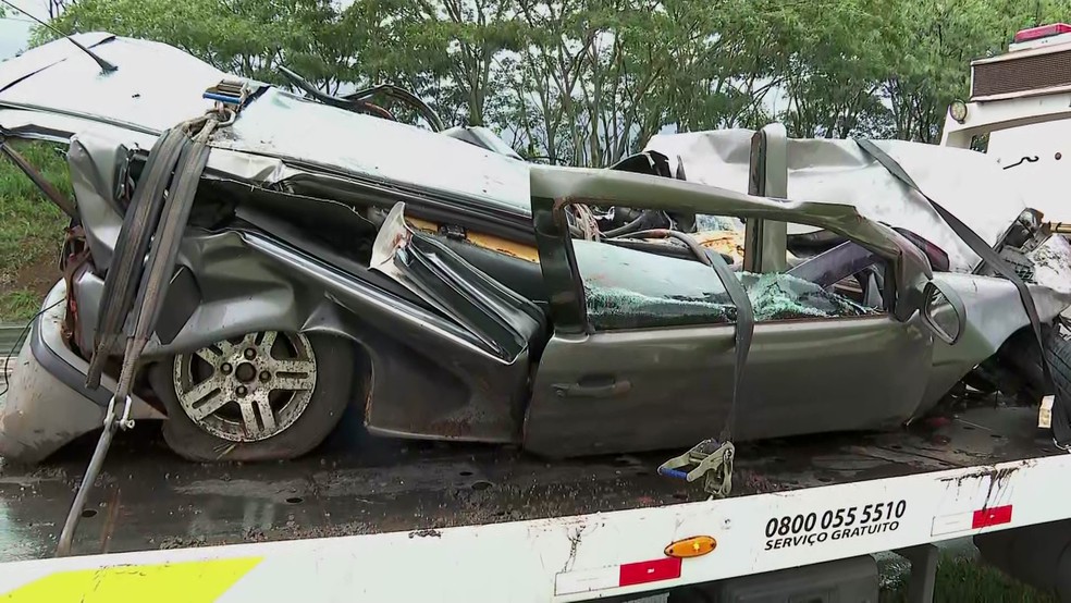 Carro ficou destruído após caminhão tombar em cima dele em Monte Azul Paulista — Foto: Reprodução/EPTV