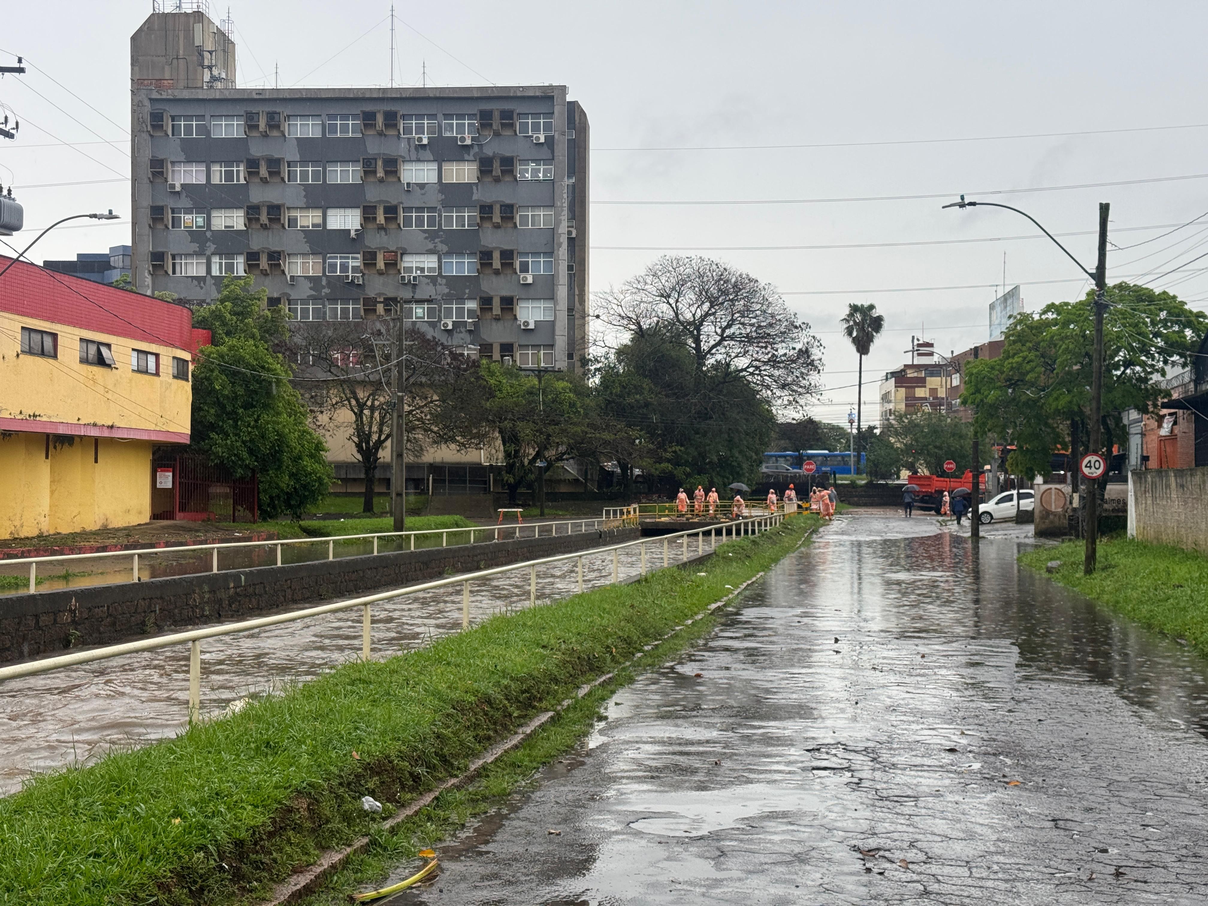 Temporal provoca alagamento em ruas, queda de árvore e faz arroio transbordar em Porto Alegre
