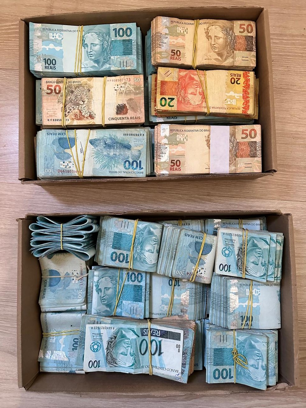 Mais de R$500 mil em espécie foram apreendidos pela PF na operação. — Foto: Divulgação/PF