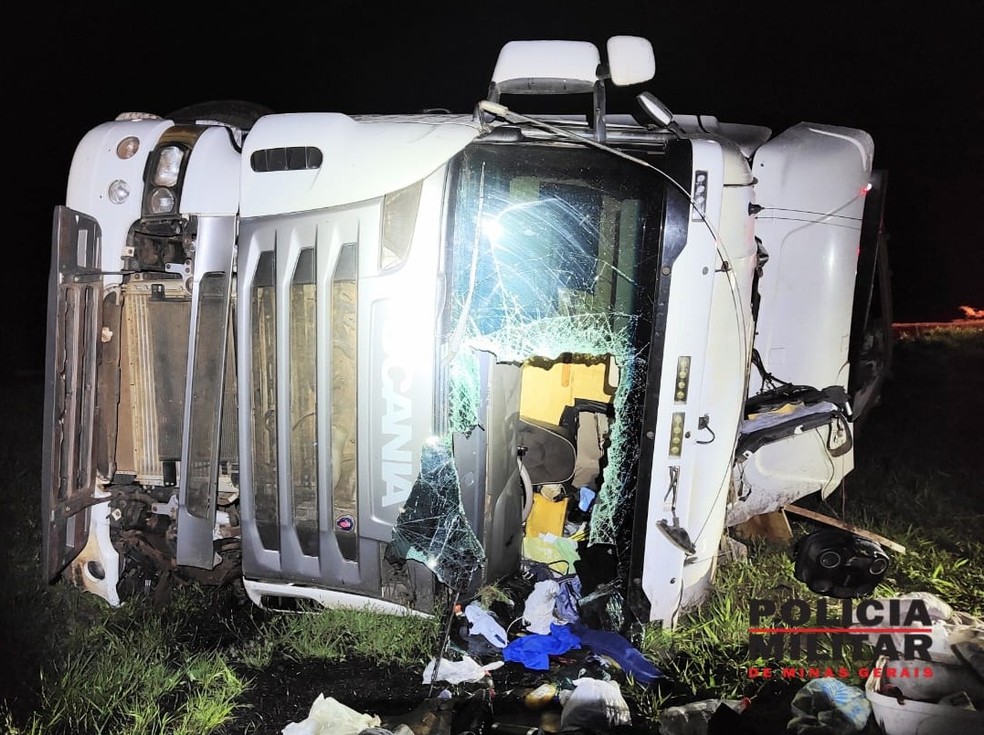 Caminhão de gado tomba na BR-146 em Serra do Salitre — Foto: Polícia Militar Rodoviária/Divulgação