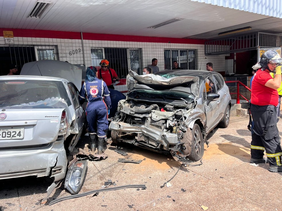 Colisão ocorreu durante manobra de retorno na Prudente de Morais — Foto: Vínicius Marinho/Inter TV Cabugi