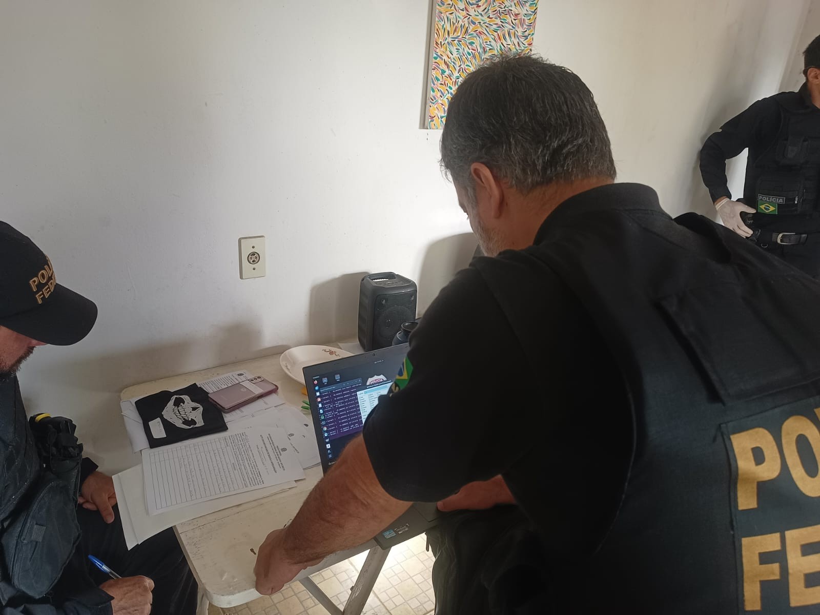Jovem é preso por obrigar crianças a produzir conteúdo de abuso sexual infantil e automutilação nas redes sociais
