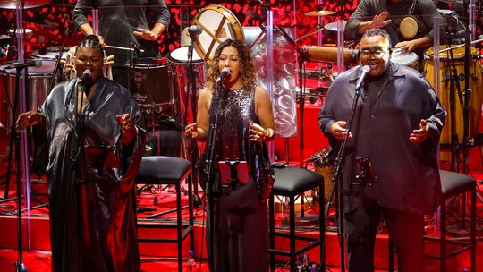 Conheça o fantástico trio de vocalistas do show em que a cantora Maria Bethânia celebra 60 anos de carreira -