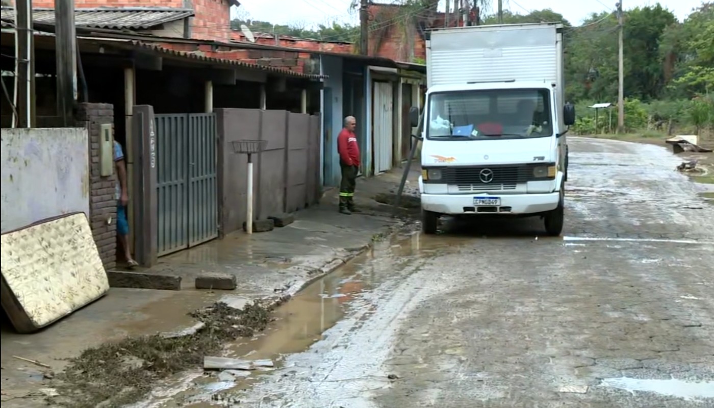 Com baixa em nível do rio, famílias começam a retornar para casas após alagamentos em Capivari
