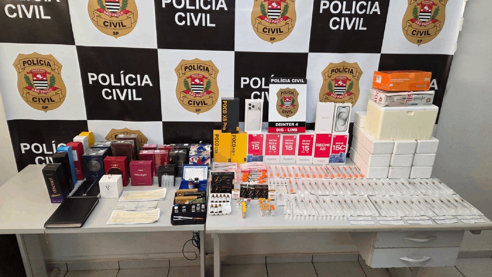 1 de 2
Pol&iacute;cia prende casal suspeito de vender rem&eacute;dios emagrecedores proibidos e anabolizantes em Lins &mdash; Foto: Pol&iacute;cia Civil/Divulga&ccedil;&atilde;o