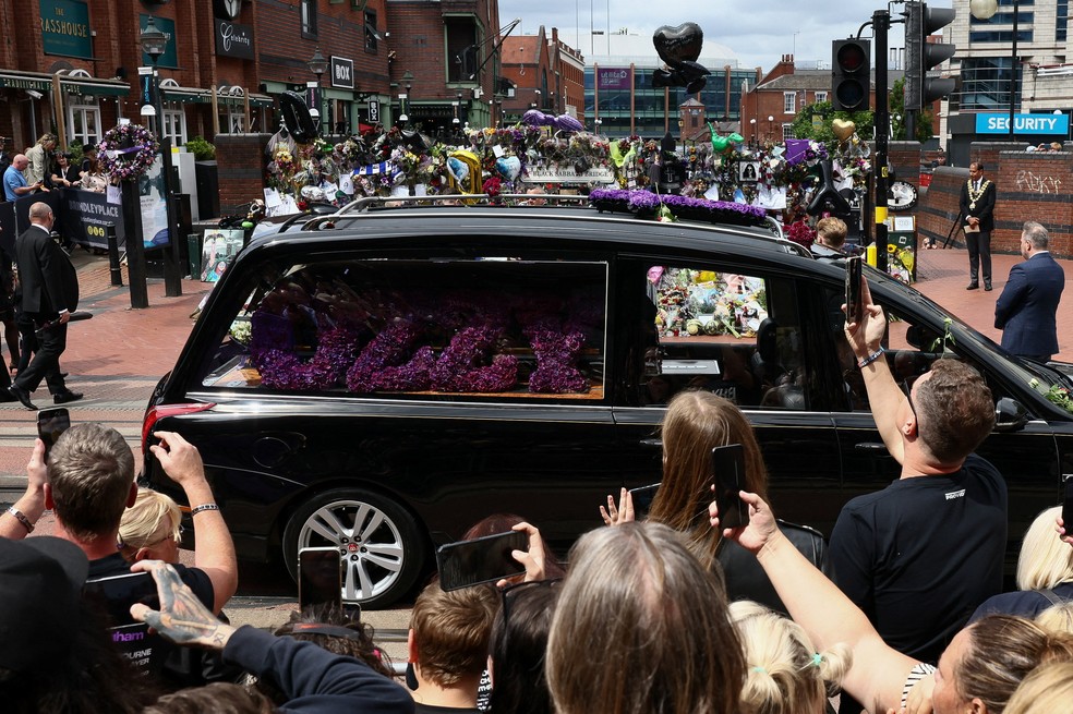 Cortejo fúnebre de Ozzy Osbourne em Birmingham — Foto: REUTERS/Jack Taylor