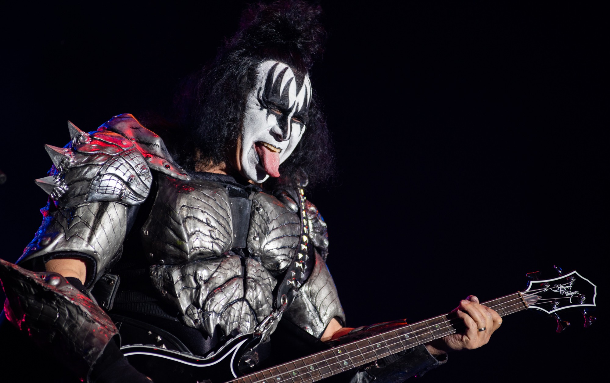 Gene Simmons se envolve em acidente de carro após desmaiar ao volante