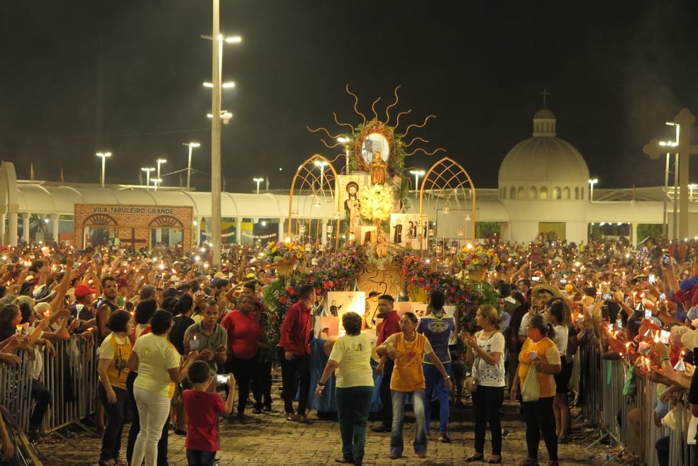 Romeiros em procissão a caminho da Igreja de Nossa Senhora do Perpétuo durante Romaria das Candeias, em Juazeiro do Norte. — Foto: Antônio Rodrigues/ SVM