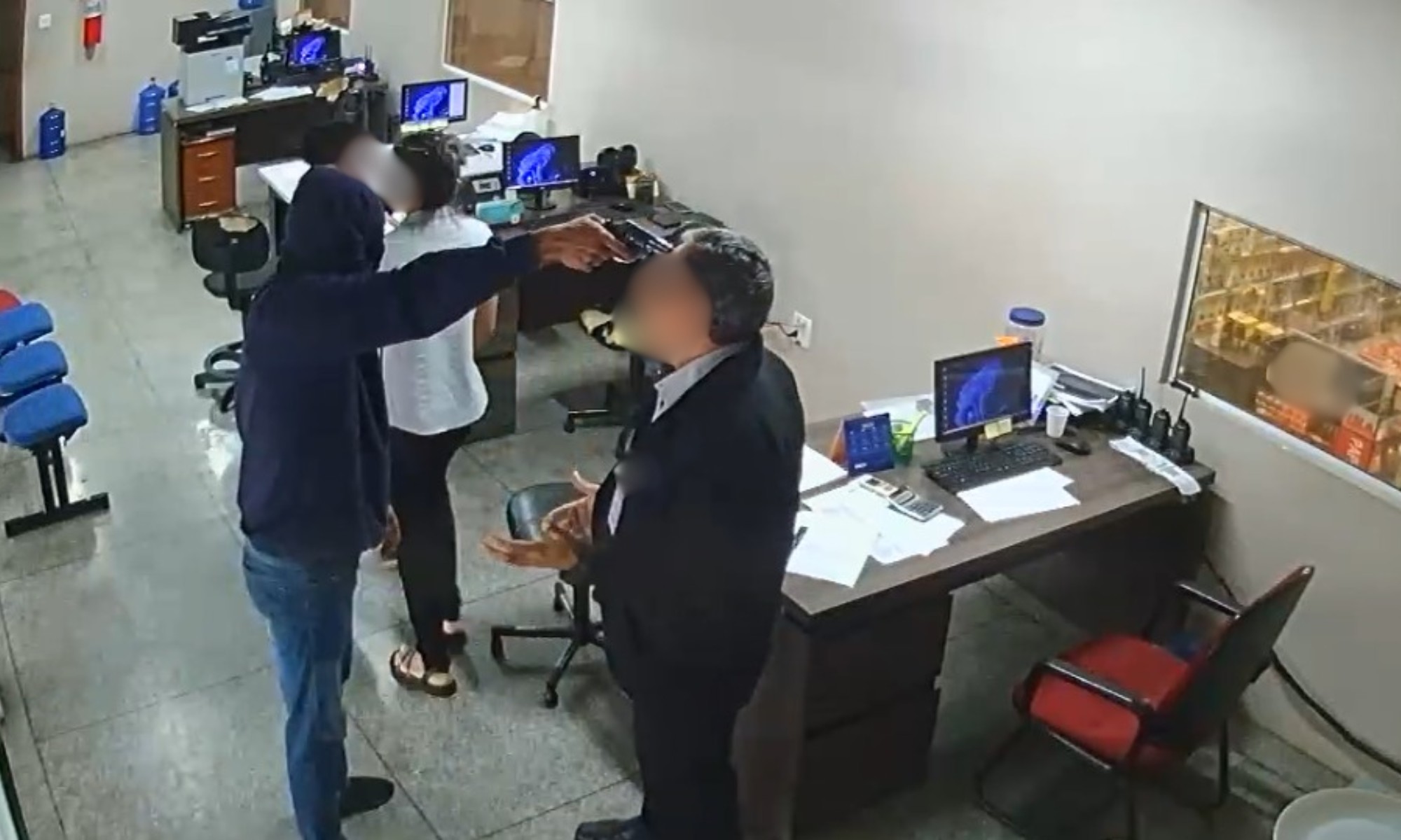 VÍDEO: criminosos apontam armas para cabeça de funcionários durante assalto a mercado no interior de SP