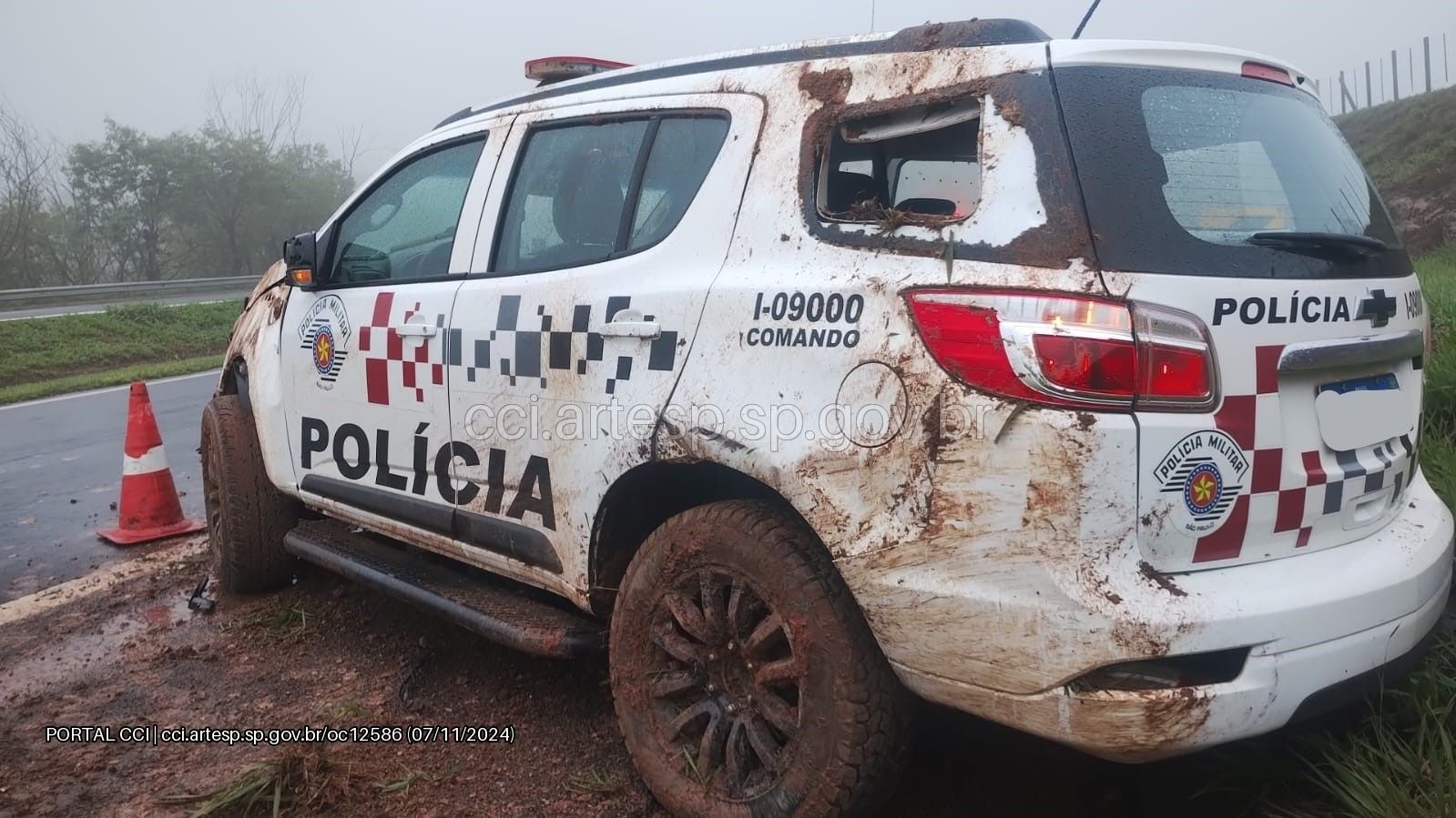 Viatura da PM tomba em rodovia após motorista perder o controle do veículo no interior de SP