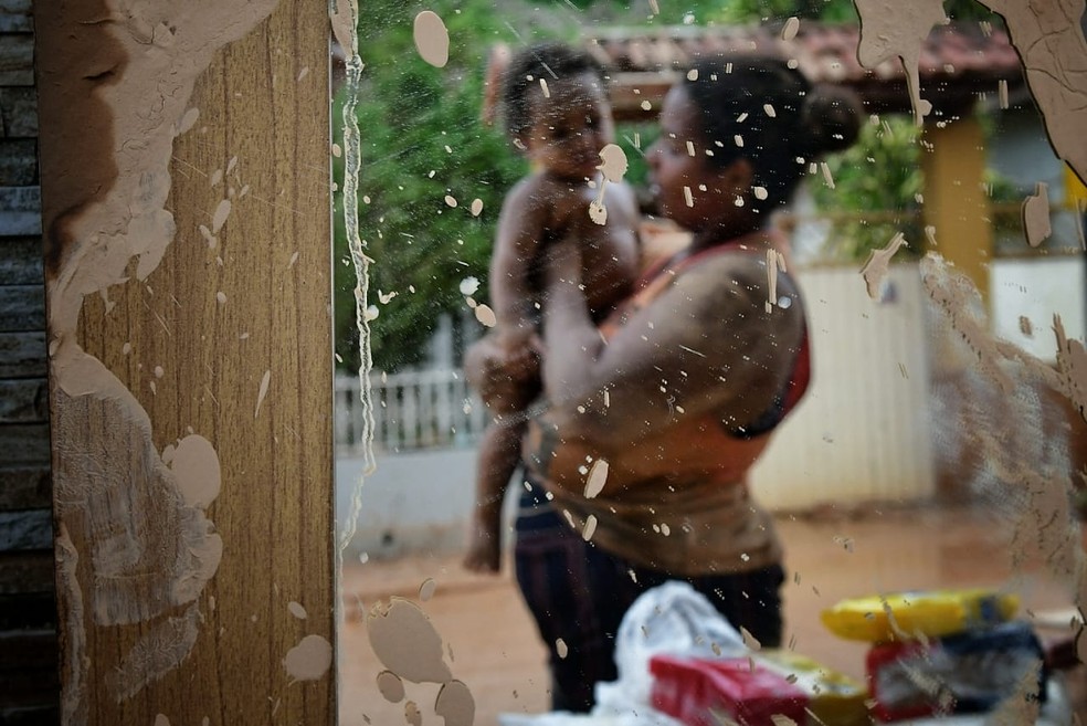 Helena Matos e o filho são vítimas da chuva em Mimoso do Sul, no Espírito Santo — Foto: Fernando Madeira/A Gazeta