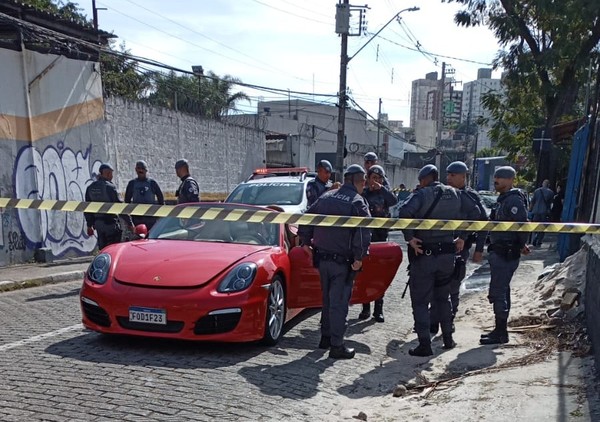 Empresário é assassinado a bordo de uma Porsche na Rua Felizarda Firmino de Andrade, em Guarulhos, an Grande SP, neste sábado (5).