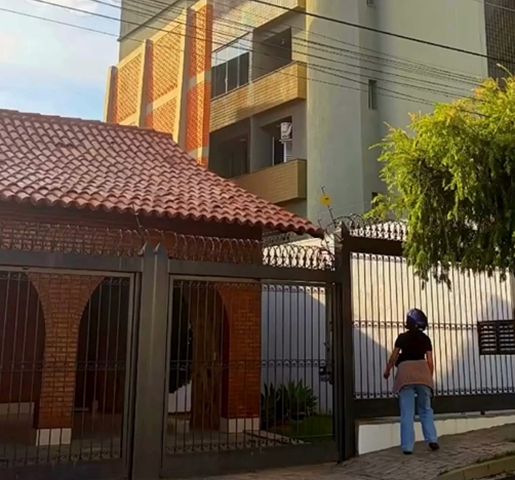 VÍDEO: Após viralizar, muro gigante que bloqueia janelas de prédio em MG divide opiniões nas redes e vira até 'ponto turístico' | G1