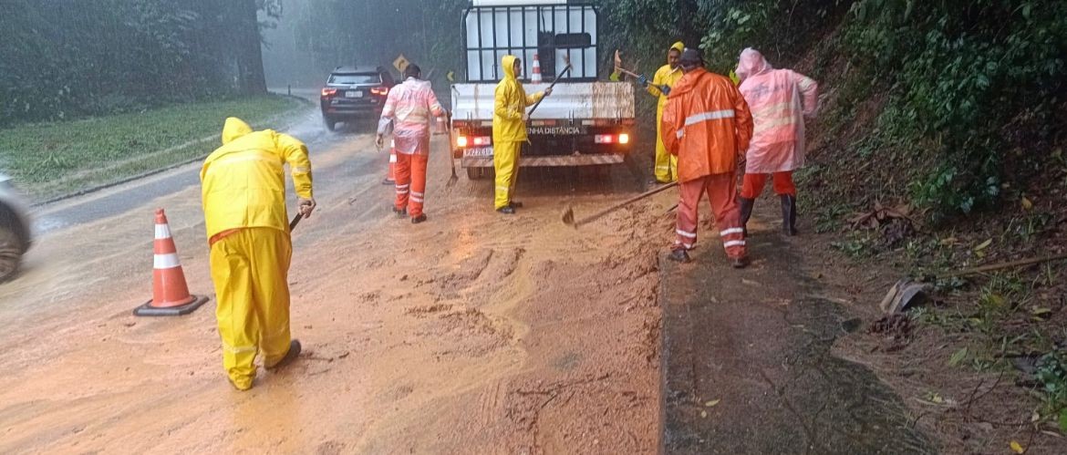Com interdição da BR-040 devido às chuvas intensas na Serra de Petrópolis, trânsito para Juiz de Fora e outras cidades de MG é desviado; confira percurso