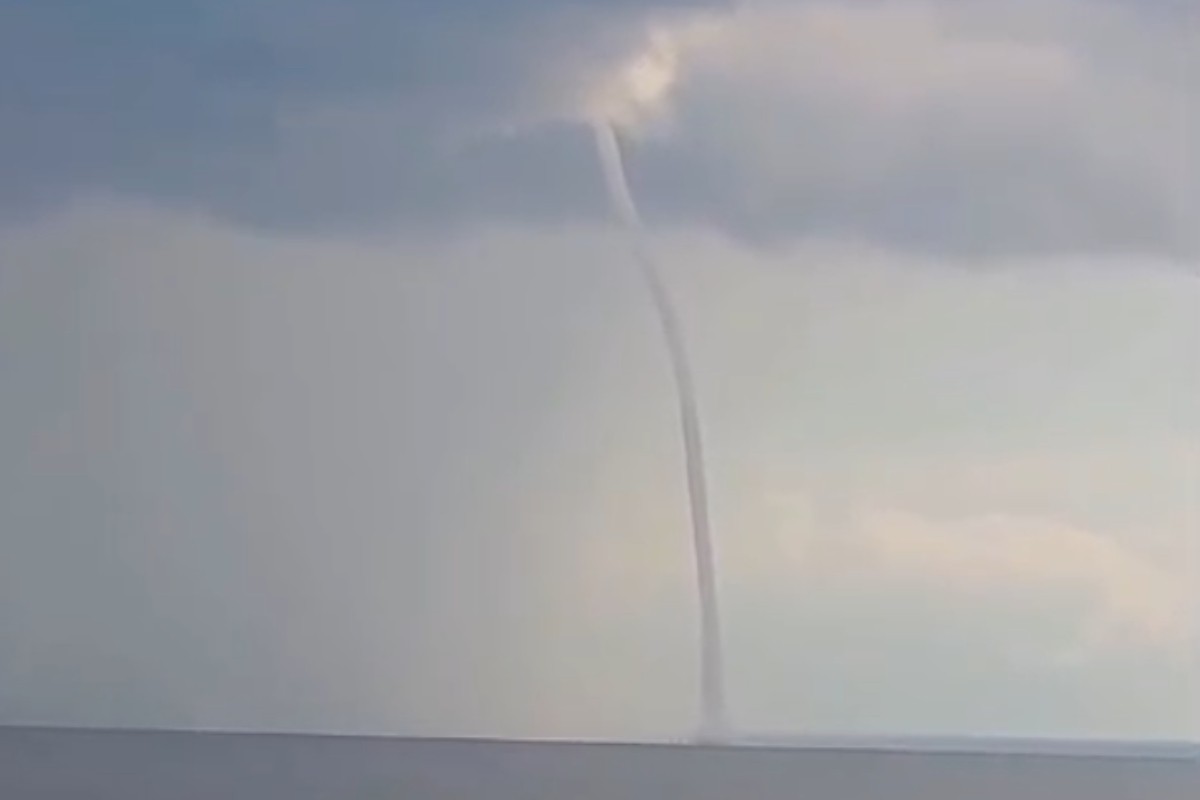 VÍDEO: tromba d'água se forma sobre lago durante tempestade no interior do AM