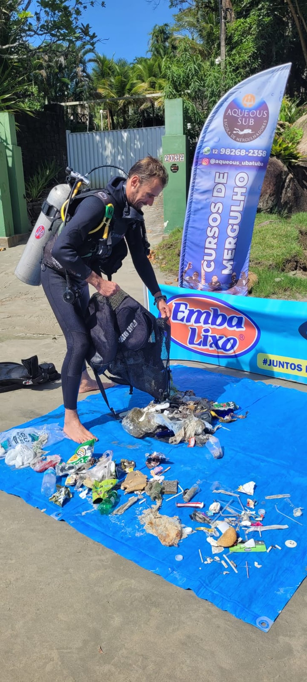 A ação contou com o apoio de 5 mergulhadores, que fizeram a limpeza no mar — Foto: Christopher Guilhermon Minucci