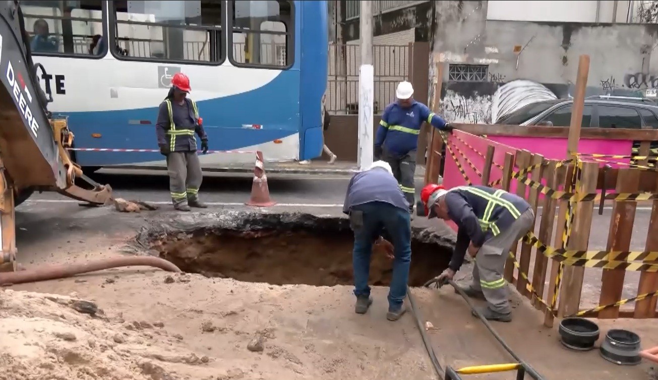 Rede de esgoto rompe durante reparo de cratera que se abriu na avenida José Malcher, em Belém