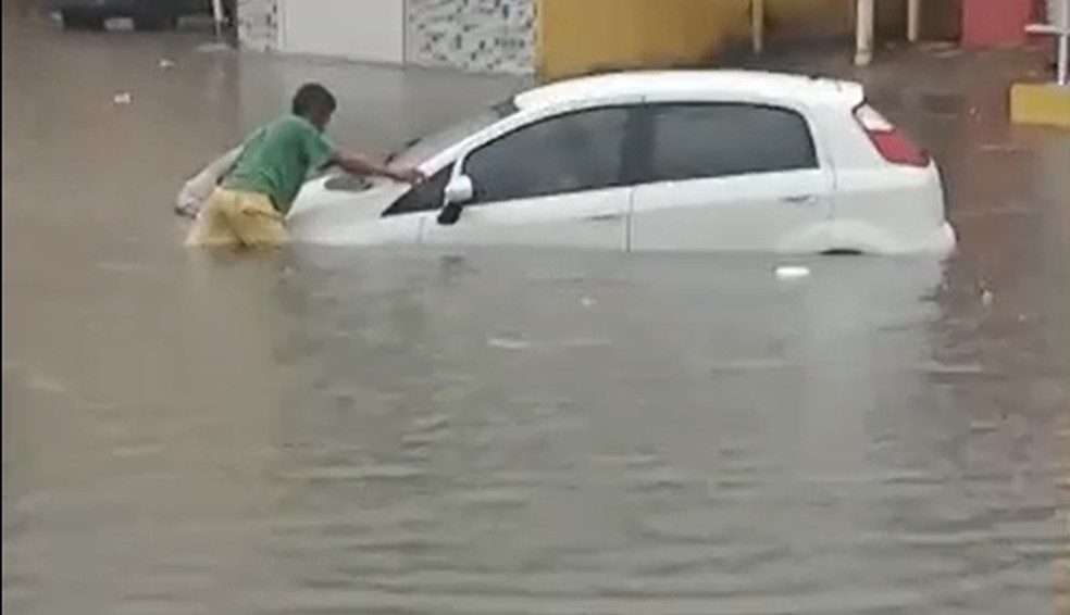 Carro fica em pane dentro de alagamento na capital paraibana — Foto: TV Cabo Branco/Reprodução