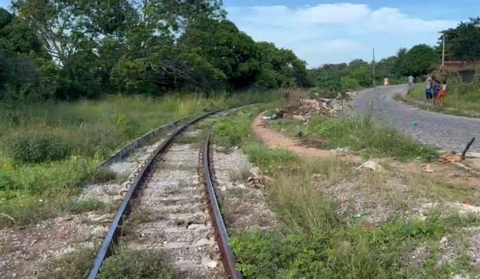 Corpo foi encontrado ao lado de linha férrea na Zona Oeste de Natal — Foto: Sérgio Henrique Santos/Inter TV Cabugi