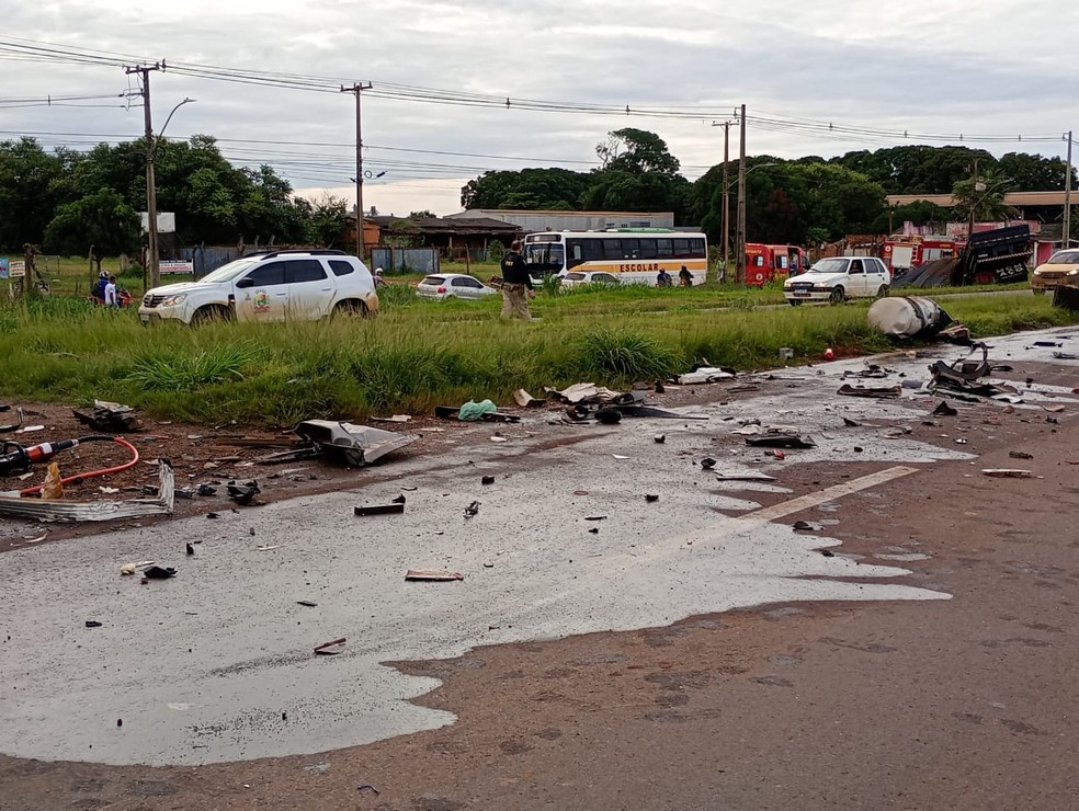 Pedaços dos veículos ficaram espalhados pela pista após batida na BR-163 — Foto: Divulgação
