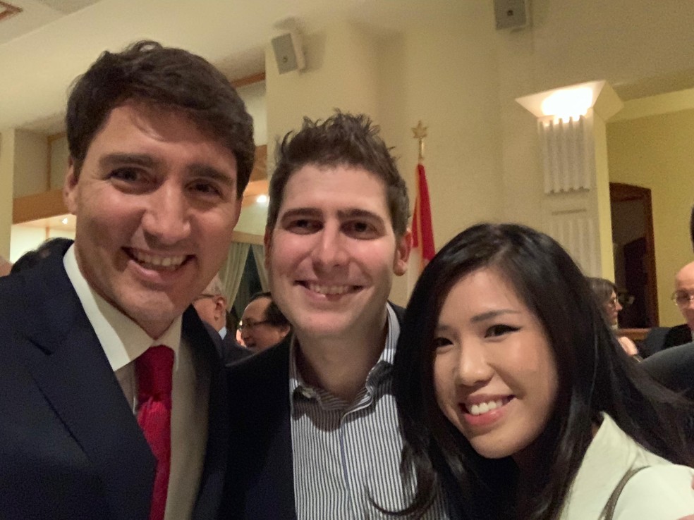 Foto de Eduardo Saverin ao lado da esposa, Elaine Andriejanssen (à direita), e de Justin Trudeau (à esquerda), educador e ex-primeiro ministro do Canadá — Foto: Divulgação/Linkedin