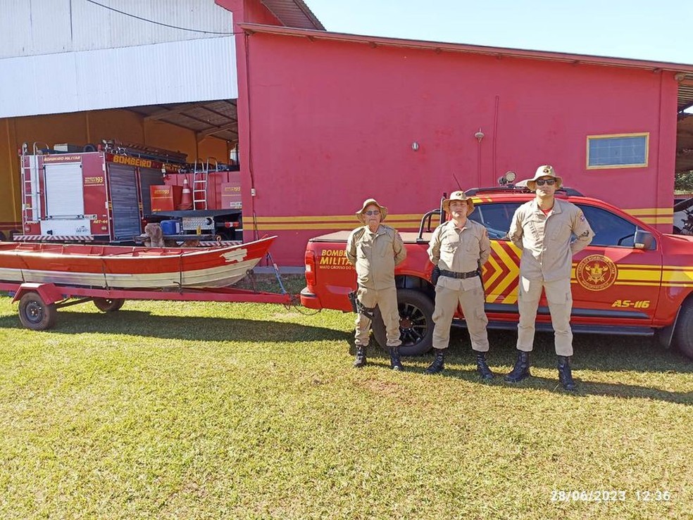 Corpo de Bombeiros de Amambai foi até Sete Quedas ajudar nas buscas. — Foto: Divulgação