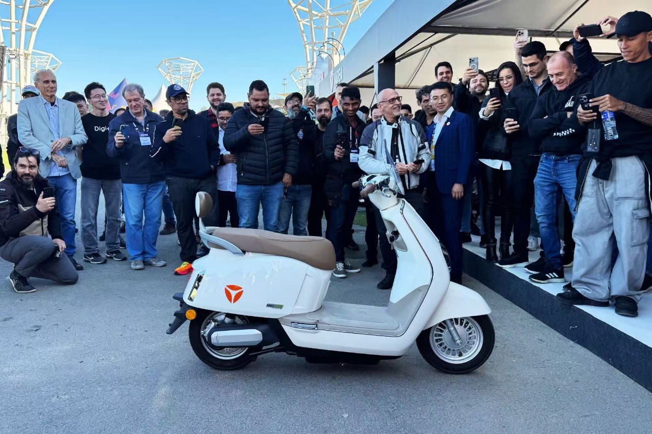 VÍDEO: chinesa Yadea mostra moto que anda sozinha em evento em SP