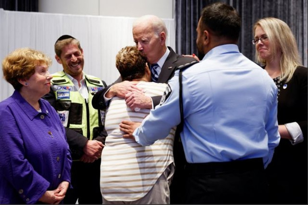 O presidente dos EUA, Joe Biden, abraça Rachel Edri, que conseguiu escapar de emboscada do Hamas. — Foto: Reuters